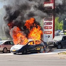Sostinėje sprogo ir sudegė taksi automobilis: atskleidė nukentėjusio vairuotojo būklę