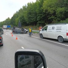 Smarki avarija Kaune paralyžiavo eismą: po smūgio vienas automobilis apvirto ant stogo