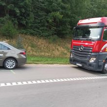 Smarki avarija Kaune paralyžiavo eismą: po smūgio vienas automobilis apvirto ant stogo