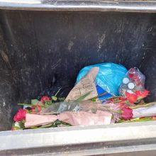 Pasibaisėjo: šiukšlių konteineryje – jaunos mokytojos išmestos Rugsėjo 1-osios gėlės? 
