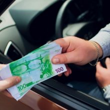 Karmėlavoje prie vairo pričiuptas girtas vairuotojas pareigūnus bandė papirkti 200 eurų kyšiu