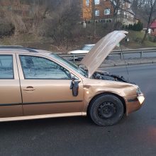 Kaune girto vairuotojo „Volkswagen“ vertėsi griovyje, dar vienas rėžėsi į stulpą