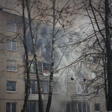 Keturis butus Viršuliškių daugiabutyje surijo liepsnos: nuo sprogimo drebėjo aplinkinių namų langai
