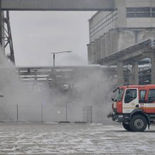Bendrovės teritorijoje Kaune – sprogimas: atvira liepsna degė pastatas, yra nukentėjusiųjų