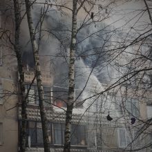 Iš degančio daugiabučio Viršuliškėse buvo išgelbėta penkiolika žmonių, du žuvo