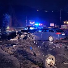 Stipri avarija Lapių kelyje: automobiliai – sumaitoti, yra sužalotų žmonių