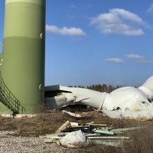 Vėjo jėgainės avarija: susirinko nuolaužas ir dingo be jokių paaiškinimų