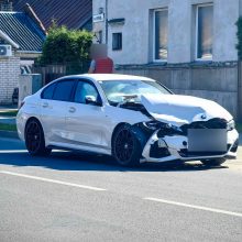 Po avarijos Vilijampolėje – automobilis ant šaligatvio, vairuotoja – ligoninėje