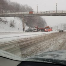 Chaosas miesto keliuose: įvyko dešimtys eismo nelaimių, yra sužalotųjų