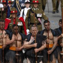 Bastilijos paėmimo dienos parade žygiavo ir basakojai maoriai