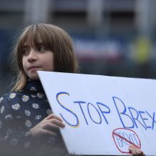 Londono gatves užkimšę demonstrantai reikalavo naujo balsavimo dėl „Brexit“