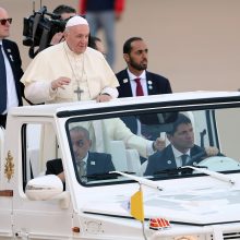 Popiežius Pranciškus aukojo istorines mišias Arabijos pusiasalyje