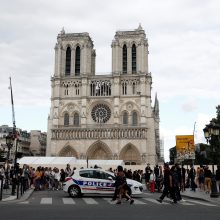 Gaisro nuniokotoje Paryžiaus katedroje paaukotos pirmosios po gaisro mišios