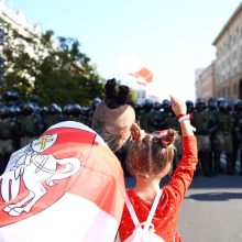 Tūkstantinė minia Minsko centre skanduoja „Gėda!“ ir „Išeik!“