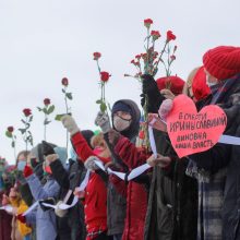 Rusijoje protestuodamos moterys Valentino dienos proga formavo žmonių grandines