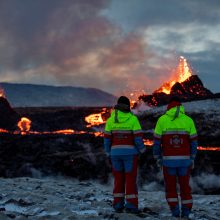 Islandijoje besiveržiantis ugnikalnis pradėjo lieti lavą iš trečio plyšio