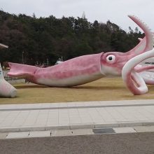 Japonijos miestas už paramą dėl COVID-19 pasistatė didžiulę kalmaro skulptūrą