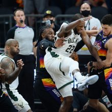 „Milwaukee Bucks“ atsidūrė per žingsnį nuo NBA čempionų žiedų