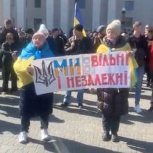 Ukrainos miestuose – tūkstantiniai protestai: „Keliauk namo, kol gyvas“