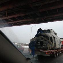 Įvykis Aleksote: vilkiku gabenamas sraigtasparnis kliudė tiltą
