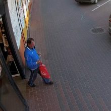 Kaune partrenkta ant šaligatvio stovėjusi moteris: vairuotojas pasišalino