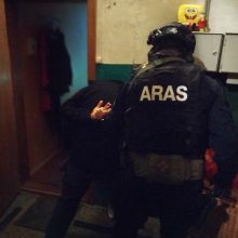 Toliau triuškinama Kauno narkomafija: „Aro“ sulaikyti įtariamieji atsidūrė už grotų