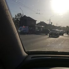 Vilijampolėje – autobuso ir BMW avarija: sužaloti trys keleiviai