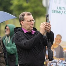 Šeimų sąjūdžio mitinge – ir Seimo nariai: protestuotojai piktinosi valdžios sprendimais