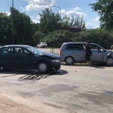 Ties išvažiavimu link Vilniaus – avarija: trys sužeistieji, viena moteris be sąmonės
