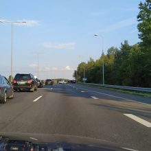 Netoli Vilniaus – masinė avarija: stringa eismas