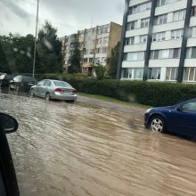 Po gausesnio lietaus – vėl patvinusios Kauno gatvės