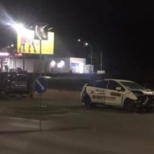 Naktinė avarija Kaune: sankryžoje neišsiteko BMW ir taksi automobilis
