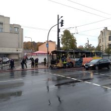 Netoli autobusų stoties užsiliepsnojo senasis troleibusas