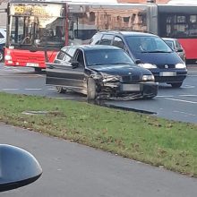 Skaudi eismo nelaimė: per BMW ir „Mercedes-Benz“ avariją partrenkta pėsčioji