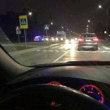 Kaune girta vairuotoja prisivirė košės: kliudė du automobilius, vienas jų – policijos