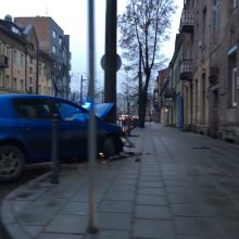 Kauno centre – moters vairuojamo „Peugeot“ smūgis į stulpą