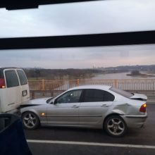 Ant P. Vileišio tilto – trijų automobilių avarija: eismas paralyžiuotas