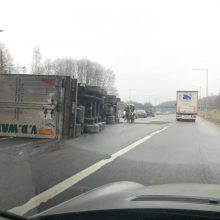 „Via Baltica“ kelyje apvirto vilkikas: nukentėjo vairuotojas