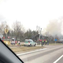 Joniškio rajone gausios ugniagesių pajėgos gesino užsiliepsnojusią kavinę