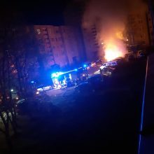 Panevėžyje apdegė du automobiliai, įtariamas padegimas