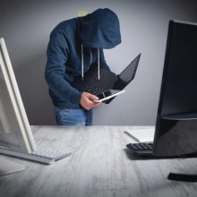 Didžiulis nuostolis gydymo įstaigai: iš sandėlio pavogta 116 planšetinių kompiuterių