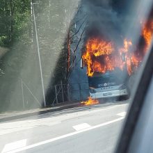 Magistralėje netoli Kauno visiškai sudegė keleivinis „Eurolines“ autobusas