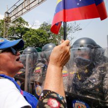 Venesuela deda tašką: nutraukė diplomatinius santykius su Kolumbija