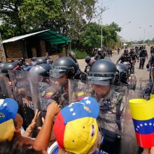 Venesuela deda tašką: nutraukė diplomatinius santykius su Kolumbija