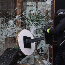 Per naujus „geltonųjų liemenių“ protestus kilo susirėmimų su policija