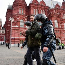 Rusijos miestuose – protestai prieš karą Ukrainoje: sulaikyta daugiau nei 800 žmonių