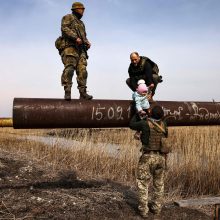 Karas: netoli Kyjivo – smarkūs mūšiai, gyventojų evakuacija iš Mariupolio kabo ant plauko