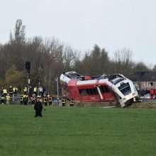 Nyderlanduose traukinys rėžėsi į pienvežį: yra sužeistųjų