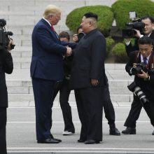 D. Trumpas tapo pirmuoju JAV prezidentu, įžengusiu į Šiaurės Korėjos teritoriją
