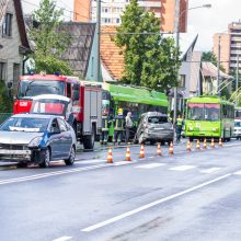 Masinė avarija Kaune: susidūrė trys automobiliai ir troleibusas, nukentėjo kūdikis